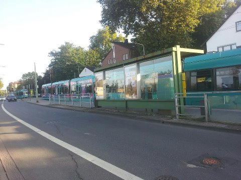 Stehende Straßenbahnen am Mühlberg